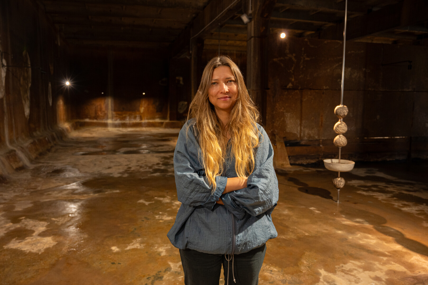 Tekantys kūnai po žeme: menas atgaivina senąjį vandens rezervuarą