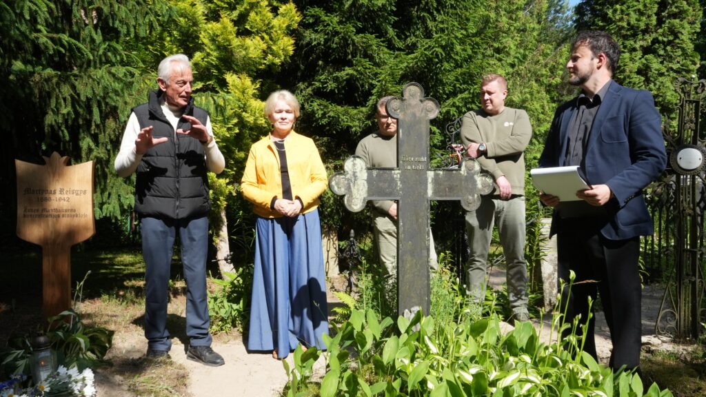 Kisiniuose atidengti kenotafai Klaipėdos krašto šviesuoliams