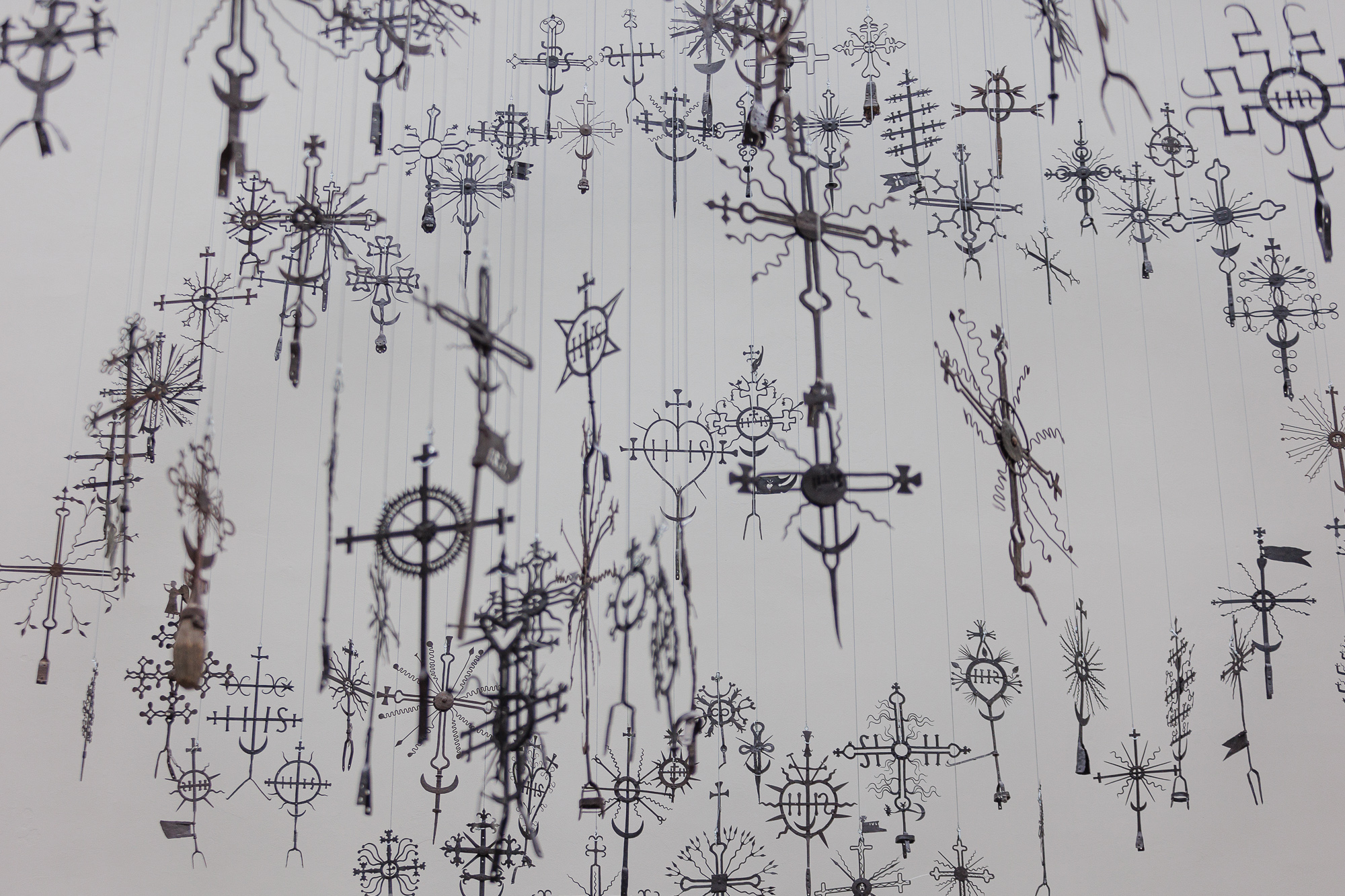 Sakraliniai lobiai Čiurlionio muziejuje: lietuviškuoju da Vinčiu vadinamo V. Svirskio kryžiai ir 4 tūkstančiai šventųjų