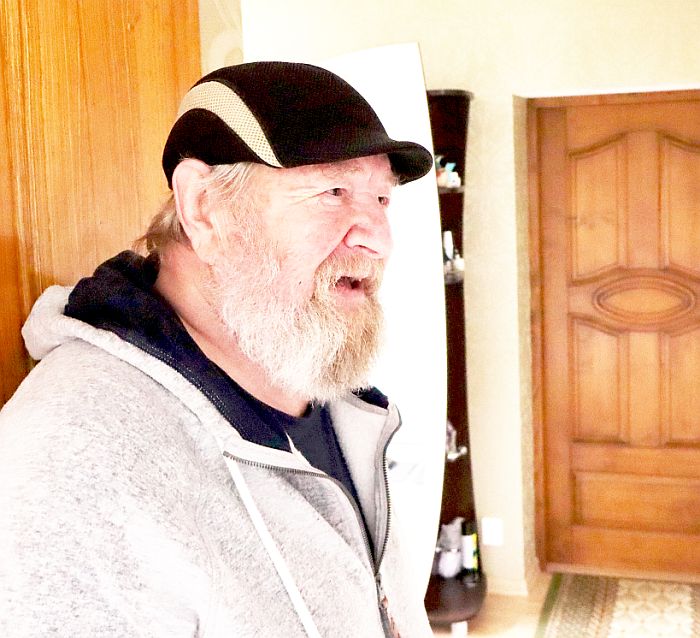 Telšių Kikilas ilgu paltu. Nuotrauka – Tendziagolskio, o paltas – kieno?