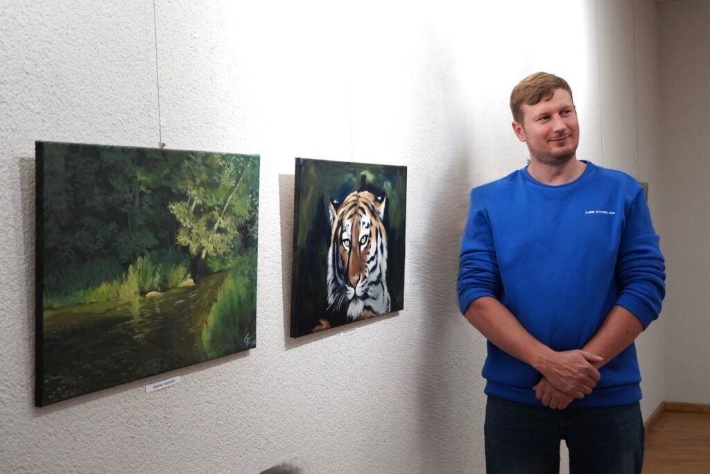 Skautas su teptuku rankoje