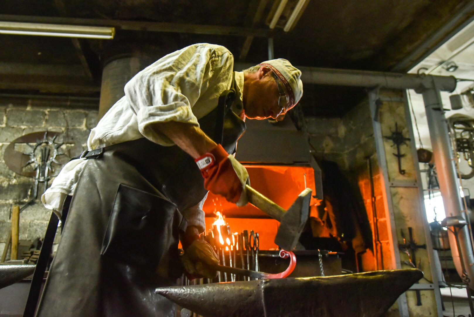 Metalo pasakojimai kryžiais