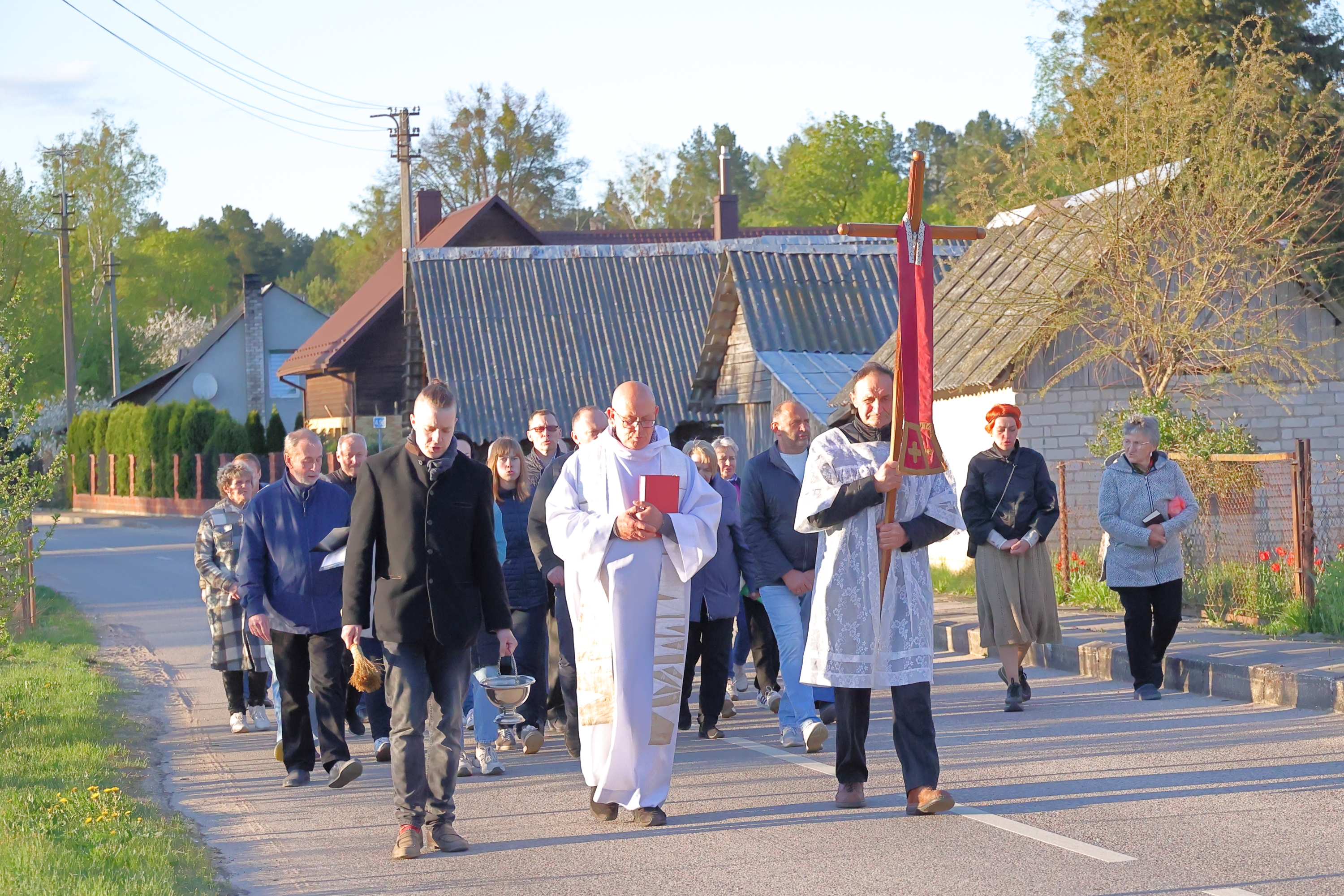 Atgaivino seną tradiciją laiminti laukus