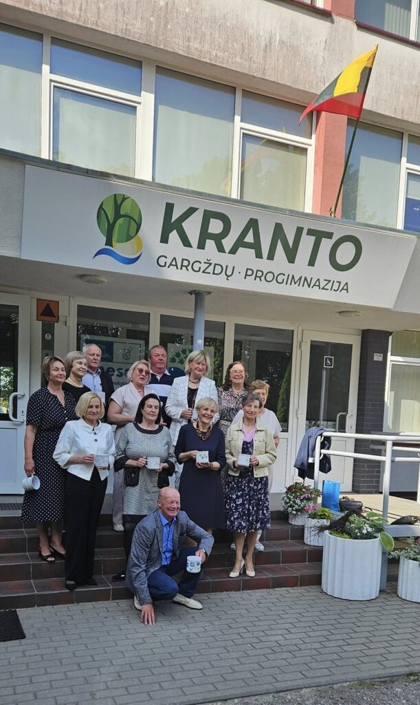 Buvę Gargždų 2-osios vidurinės mokyklos abiturientai po 50 metų vertė prisiminimų puslapius