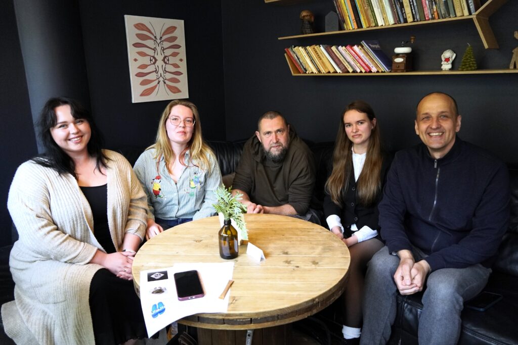 Parodoje „Keturi viename“ – jaunosios menininkės ir autentiški objektai