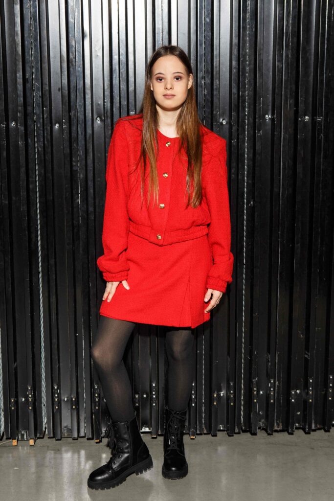 Dauno sindromą turinti Ema demonstruoja madas. Šeimos istoriją pasakoja mama Regina