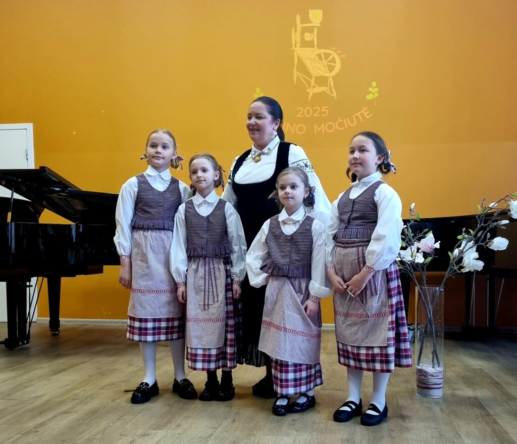 Liaudies dainos atgimė vaikų balsuose – Gargžduose nuaidėjo tradicinis festivalis „Augino močiutė“