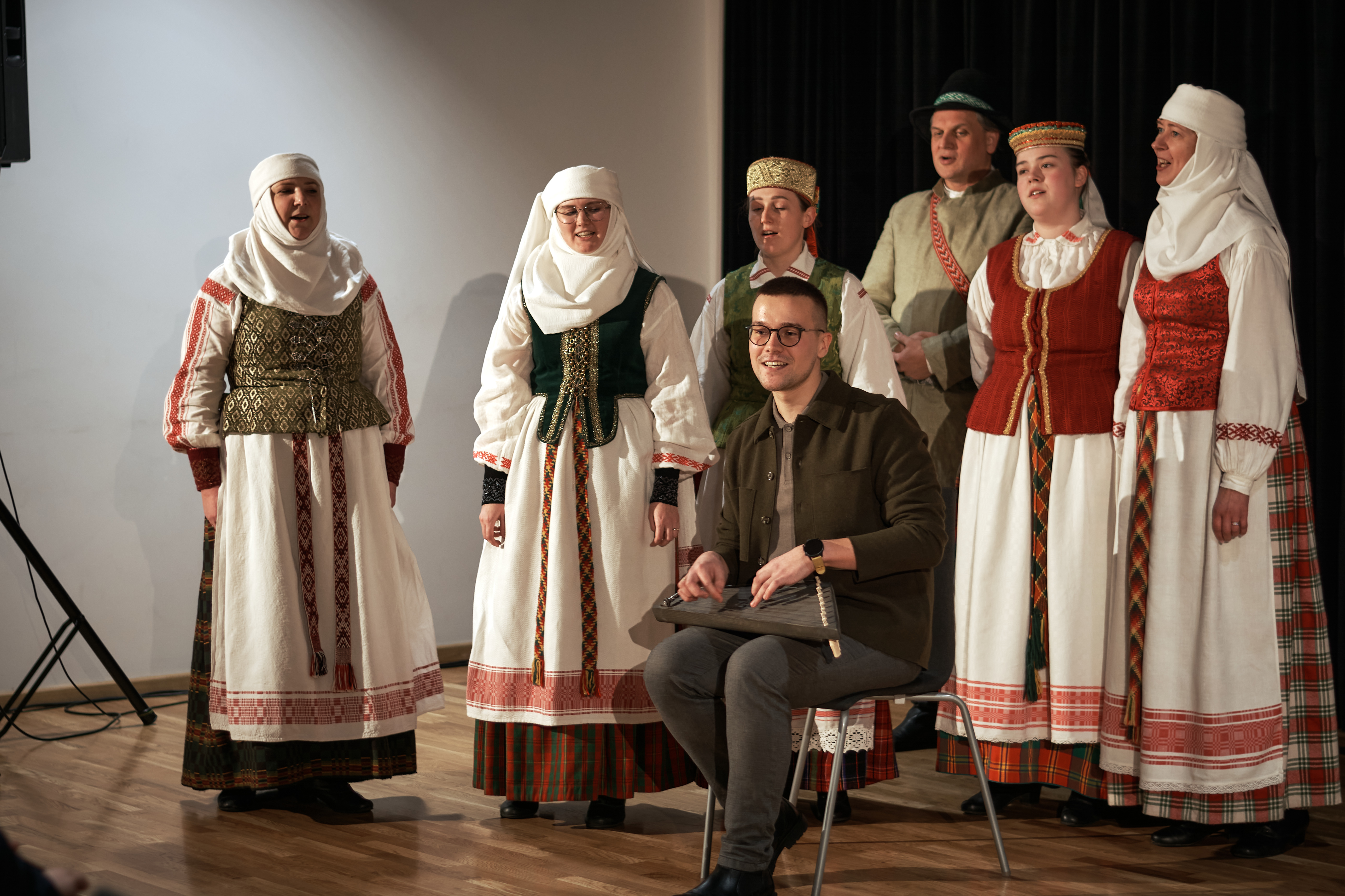 Už kiekvienos dainos – istorija