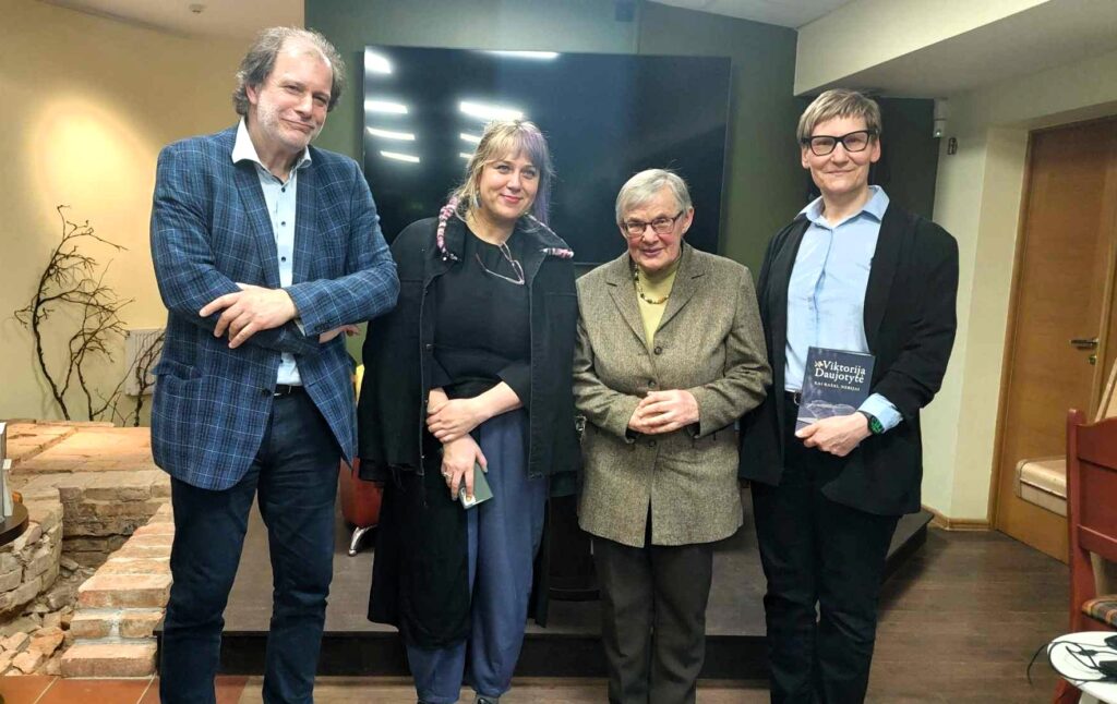 Profesorė Viktorija Daujotytė Plungėje pristatė autobiografinę knygą