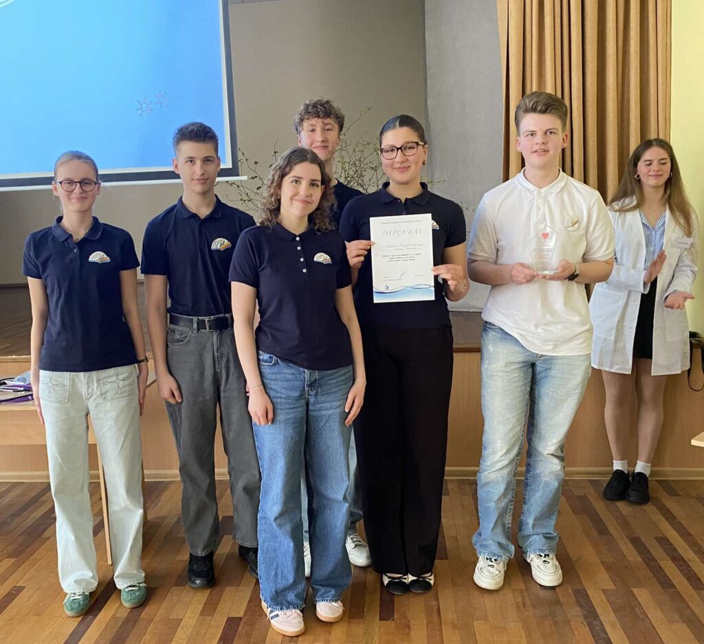 „Vaivorykštės“ gimnazistai konkurse „Sveika aplinka – sveikas žmogus“ – antri