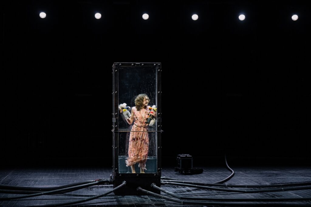 Vaikystė nevaikiškam spektakliui