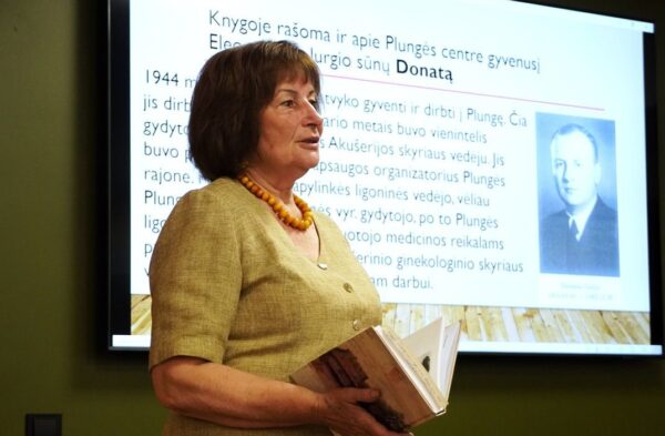 Kny­go­je – ke­lias kar­tas plun­giš­kių priė­mu­sio gy­dy­to­jo šei­mos is­to­ri­ja