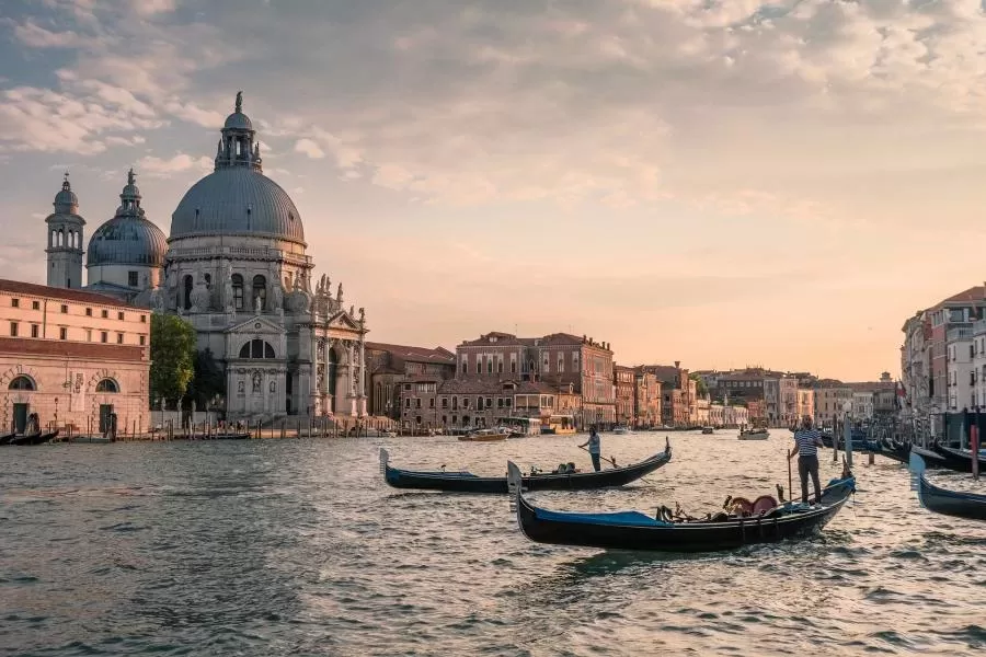 Romantiškoji Venecija: kova su turistais ir triženklę sumą kainuojantis pasiplaukiojimas
