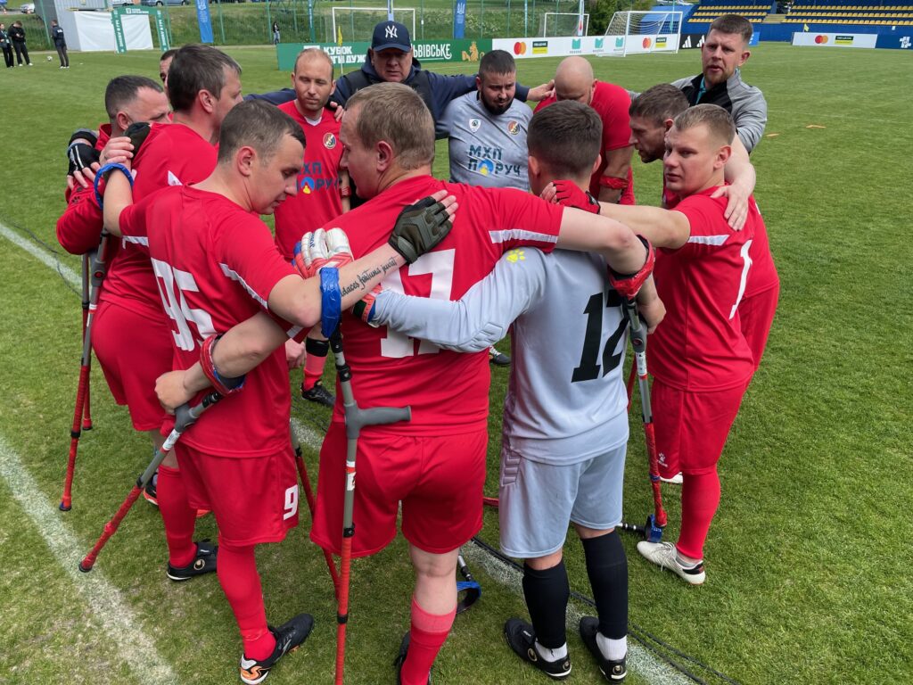 Neįgalūs kariai atgaivino Ukrainoje pamirštą futbolo rūšį