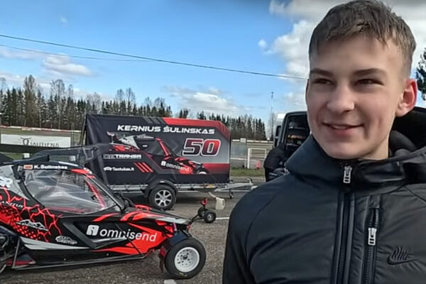 Jaunuolis sėkmingai debiutavo prie bagio vairo ralio kroso trasose